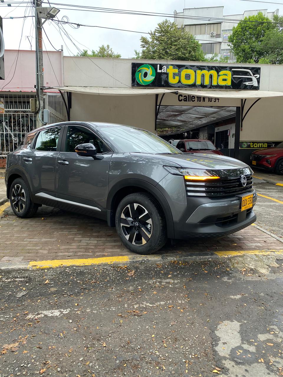 Camioneta SUV gris exhibida frente a Autos La Toma